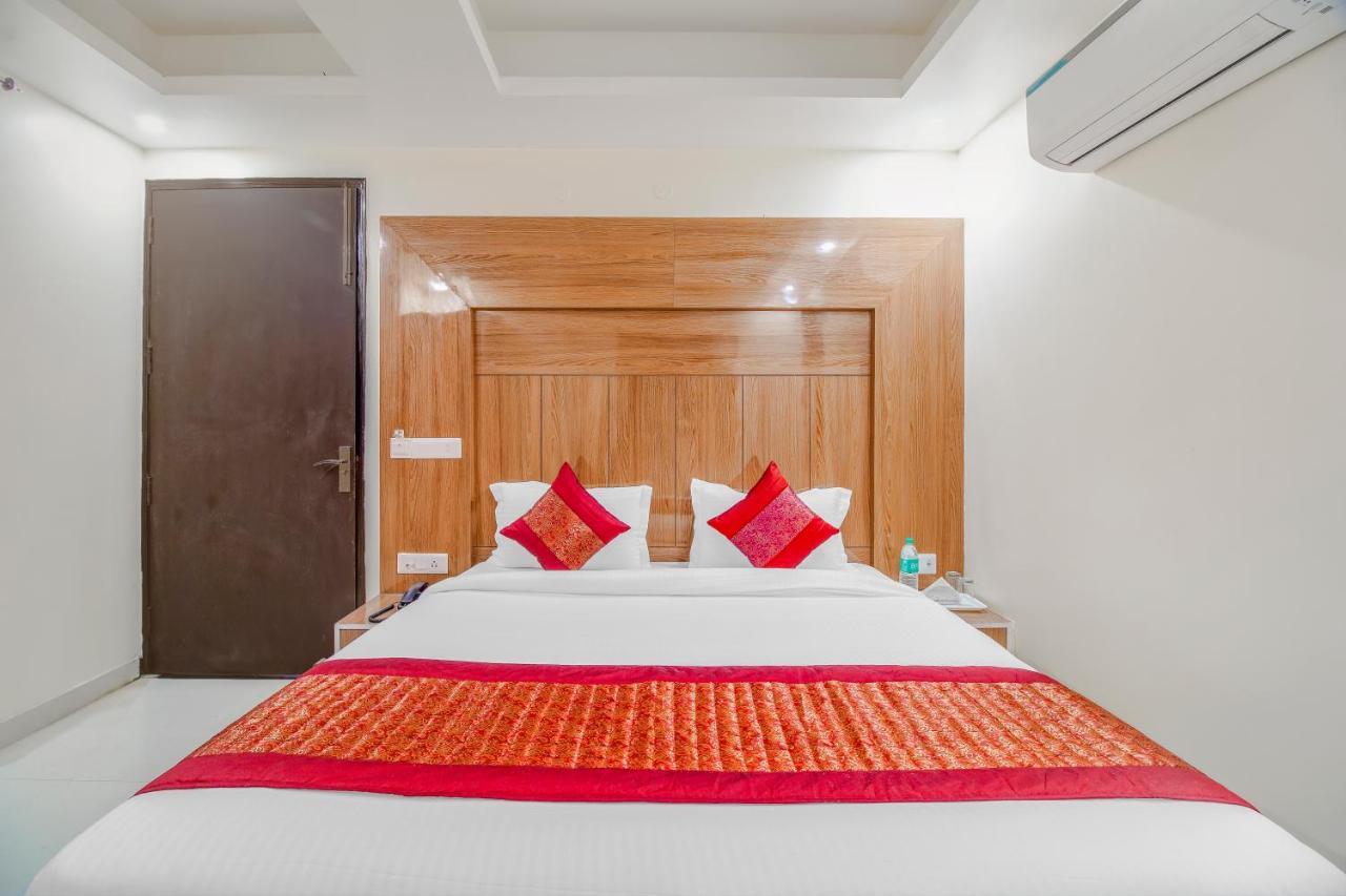 Hotel Classic New Delhi Exterior photo